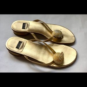 Stuart Weitzman Gold classy flip flop sandals